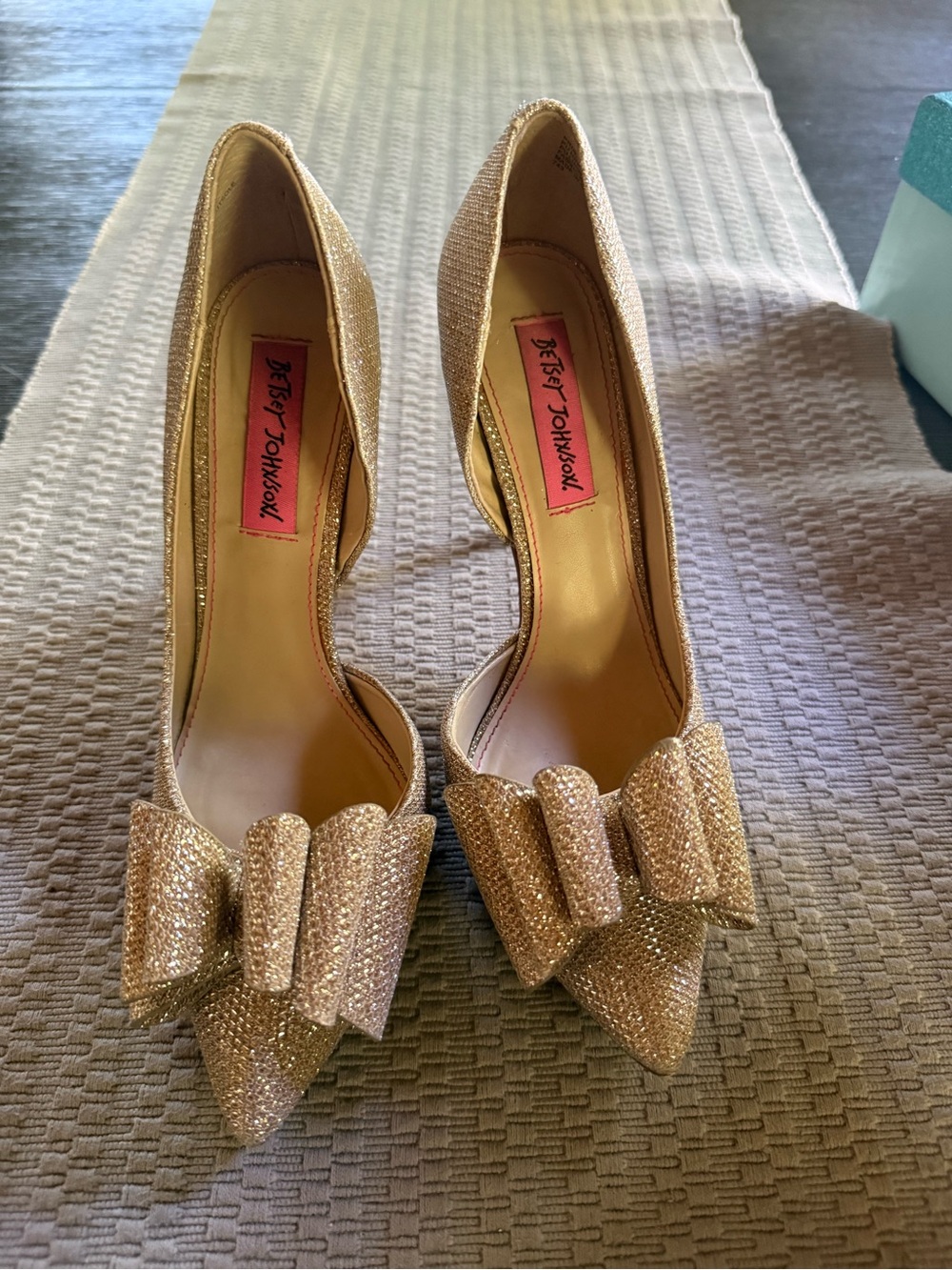 Betsey Johnson Prince Gold Glitter Bow D’Orsay Pumps Heels, Size 6
